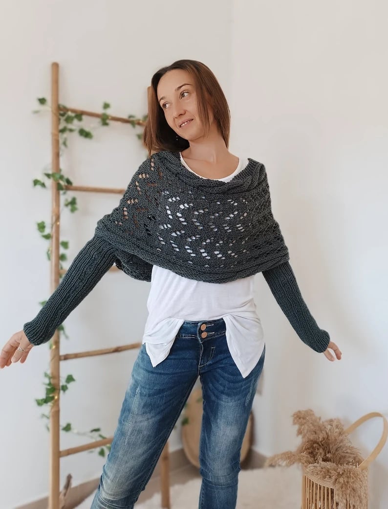 Nanny – Stickad sjal-tröja med spetsmönster
