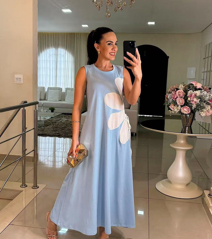 Louise – Ärmlös maxiklänning med blomapplikation