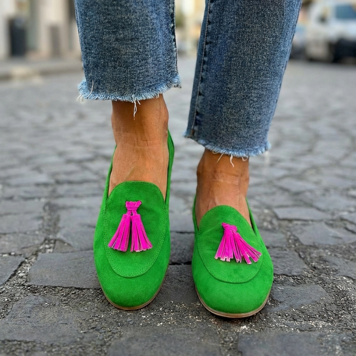 Karin – Grön loafer med fuchsiafärgade fransar