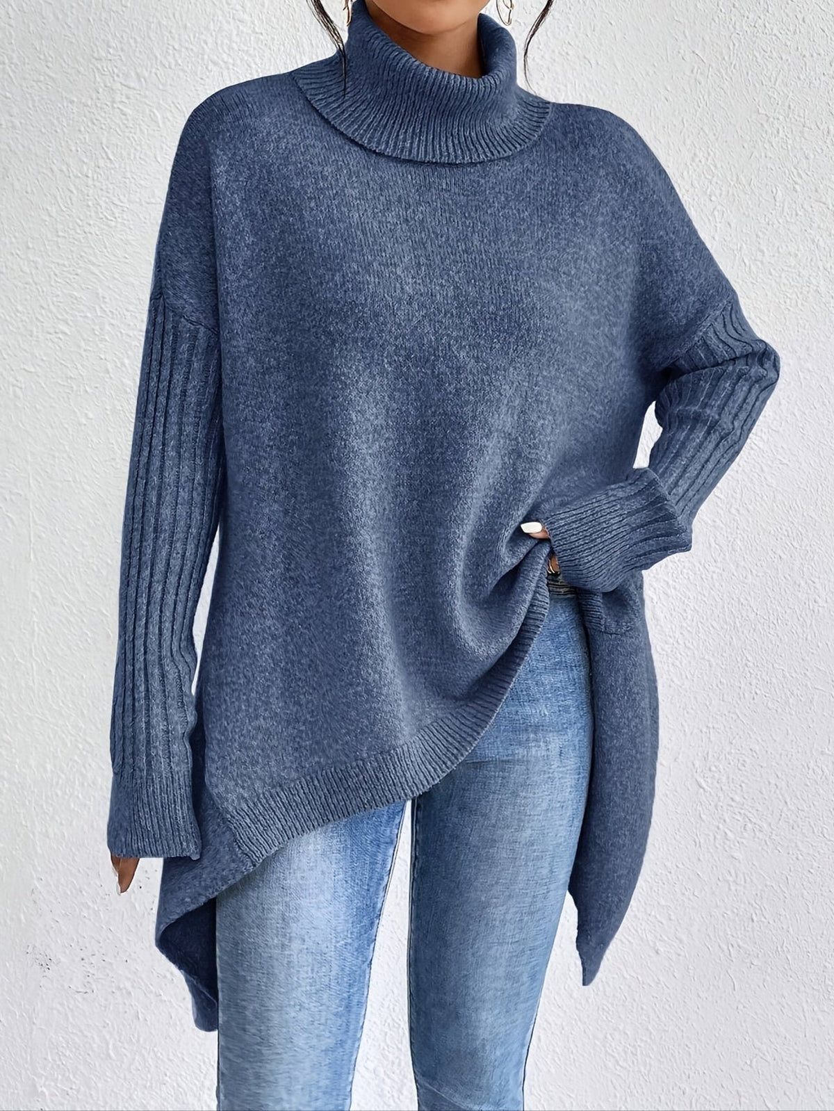 Elva – Oversized polotröja med asymmetrisk kant