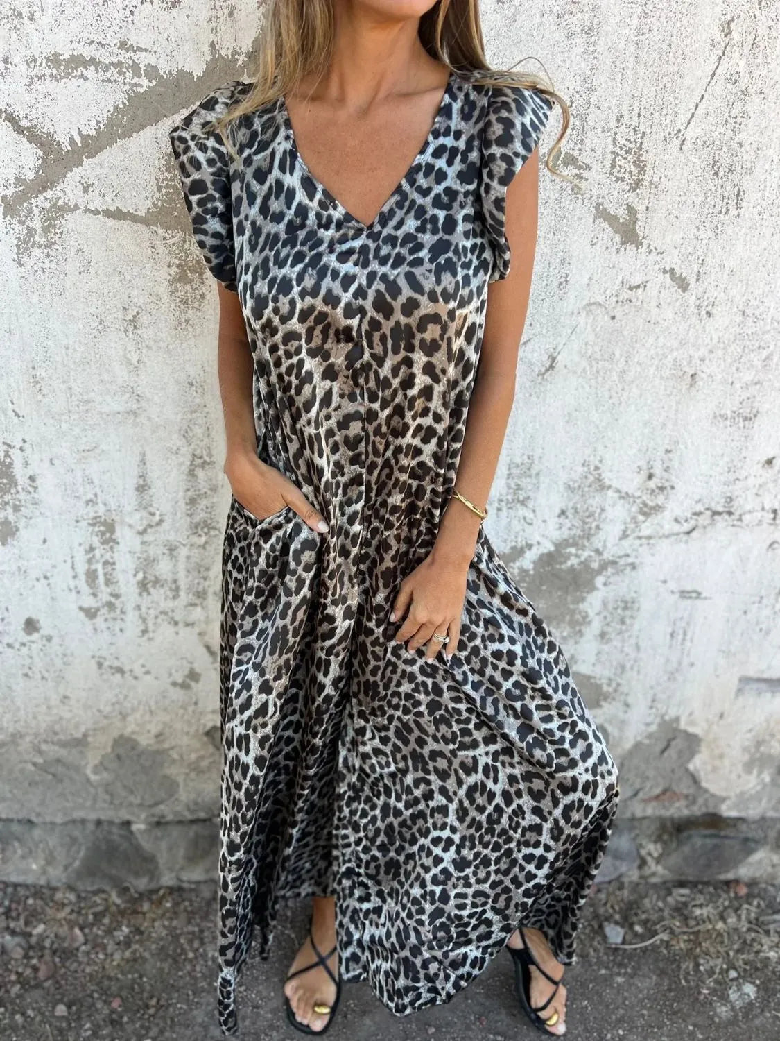 Linn – Ledig midiklänning med leopardmönster
