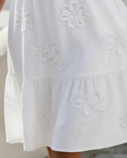 Emelie – Broderad klänning med puffärm och volangkrage