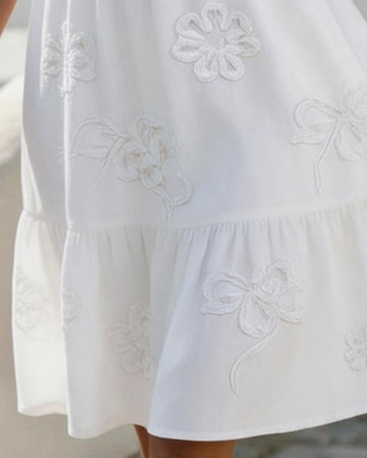 Emelie – Broderad klänning med puffärm och volangkrage