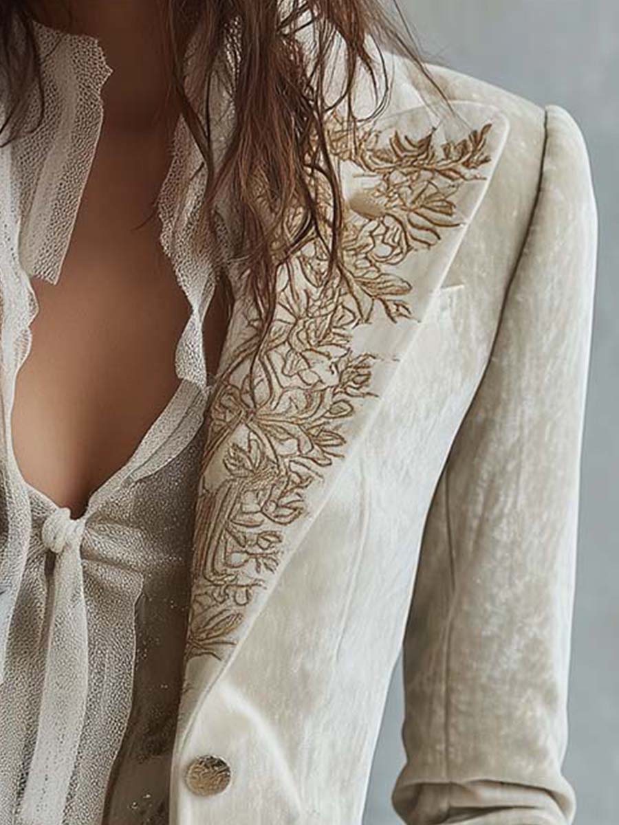 Karin – Broderad kavaj med spetsdetaljer