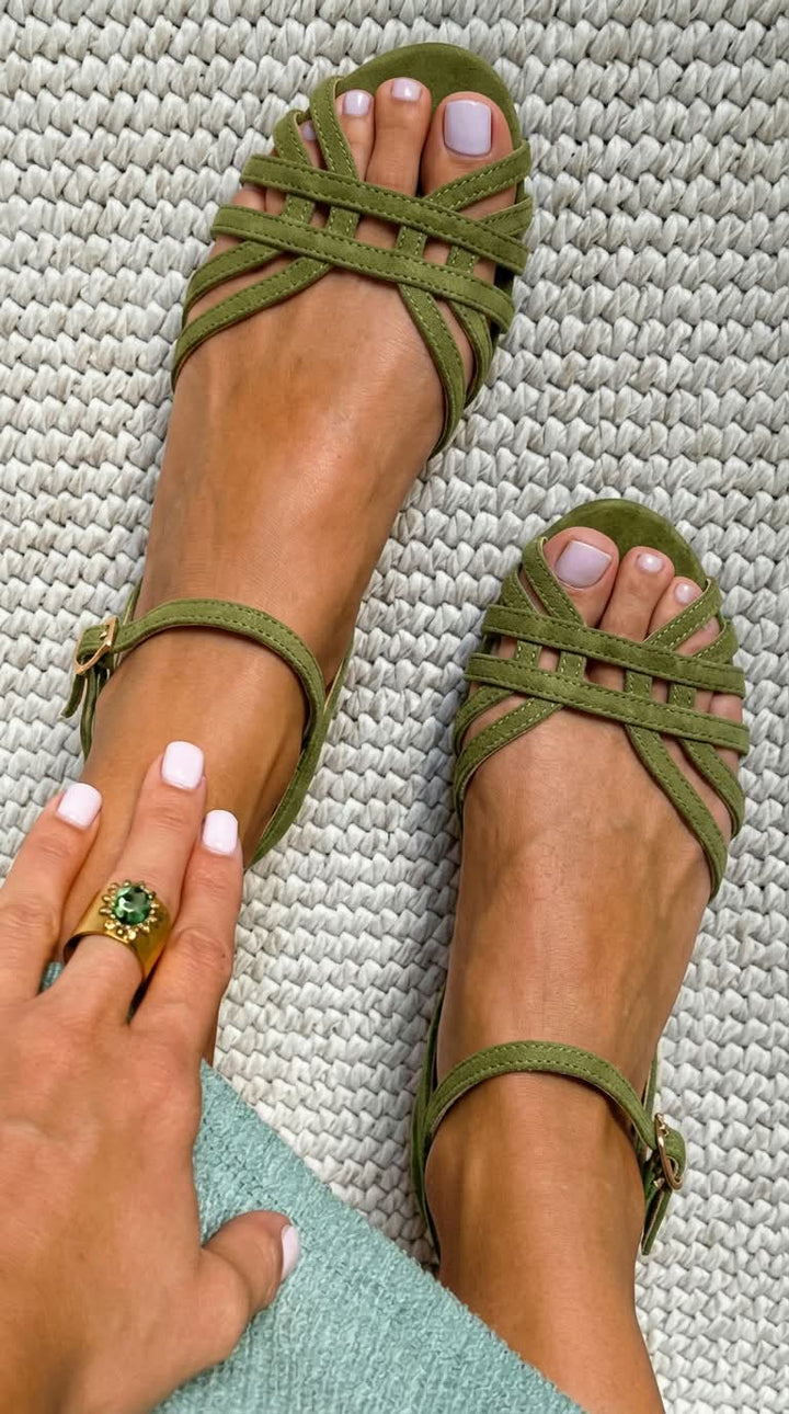 Eva – Platta sandaler med korsade remmar