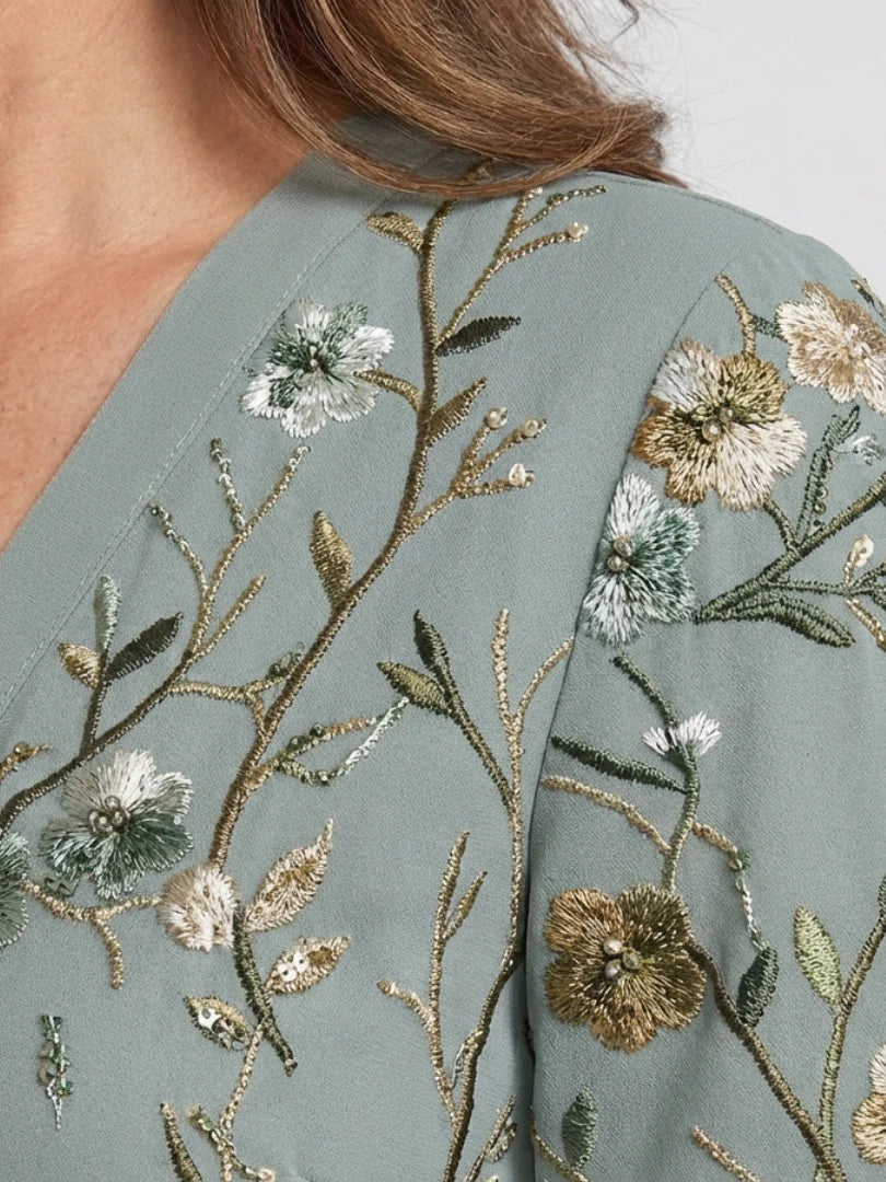 Berit – Broderad maxiklänning med blomsterdetaljer