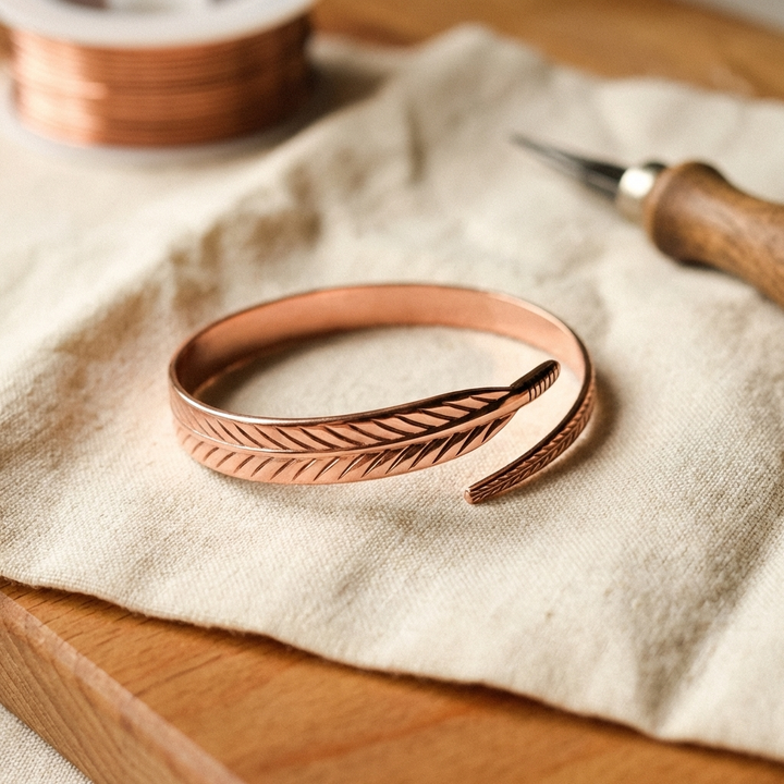 Josephine – Handgraverat armband med fjädermotiv