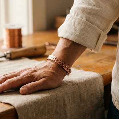 Ragnhild – Hantverkat koppararmband med hamrad yta
