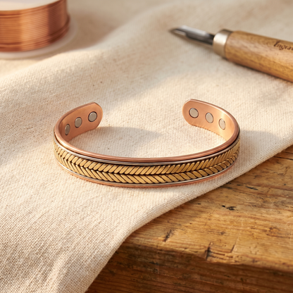 Jenny – Magnetarmband i koppar med flätad dekor