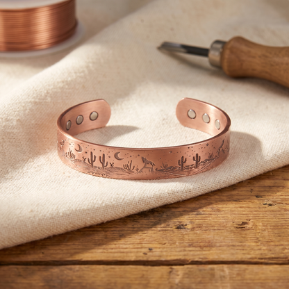 Judit – Handgraverat koppararmband med ökenmotiv