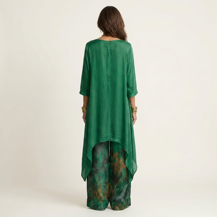Maud – Asymmetriskt set med blommiga byxor