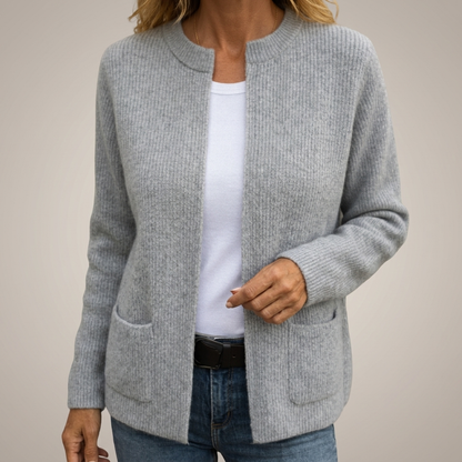 Borghild – Ribbstickad kofta med fickor