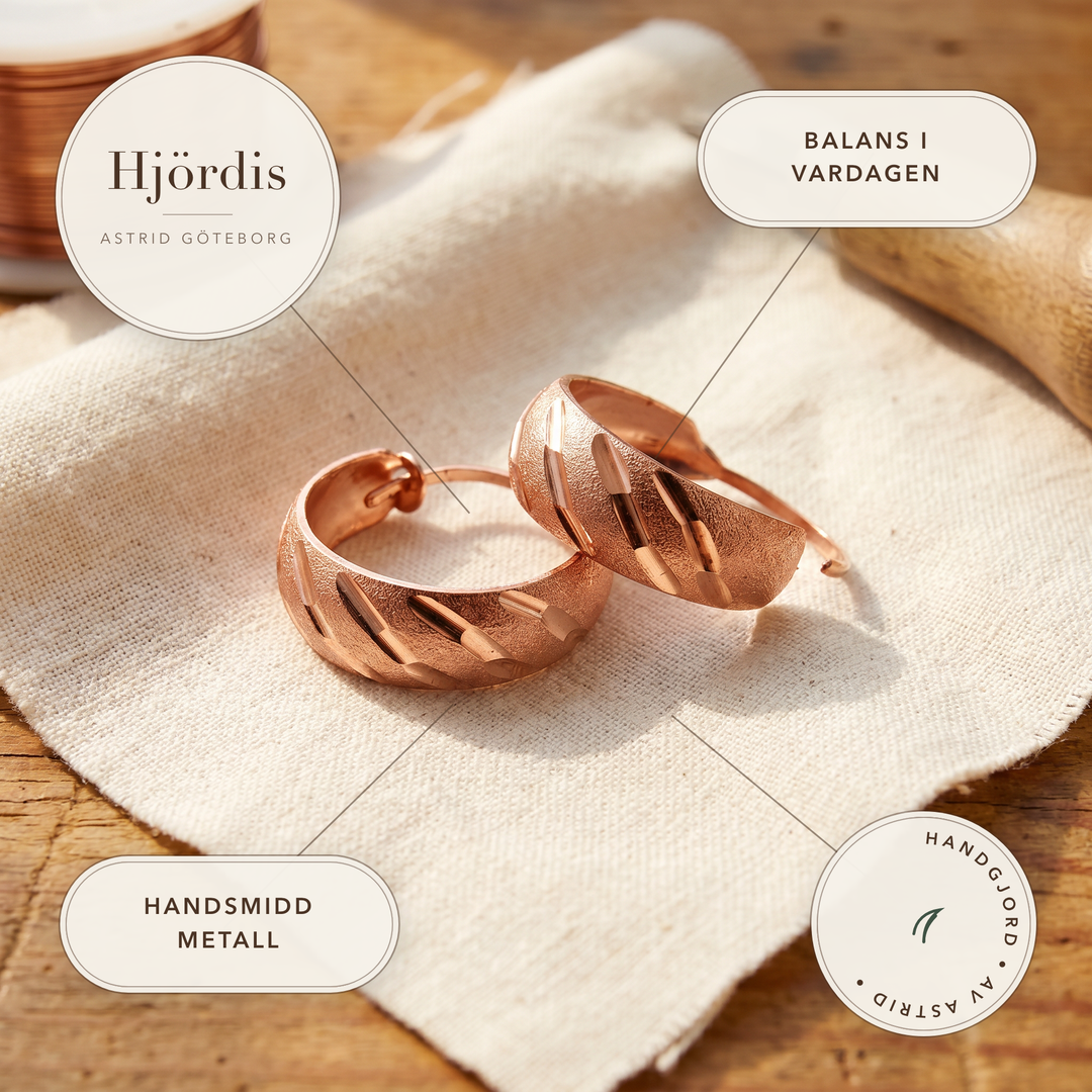 Hjördis – Handgraverade hoopörhängen i metall – handgjord av Astrid Göteborg