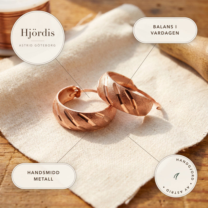 Hjördis – Handgraverade hoopörhängen i metall – handgjord av Astrid Göteborg