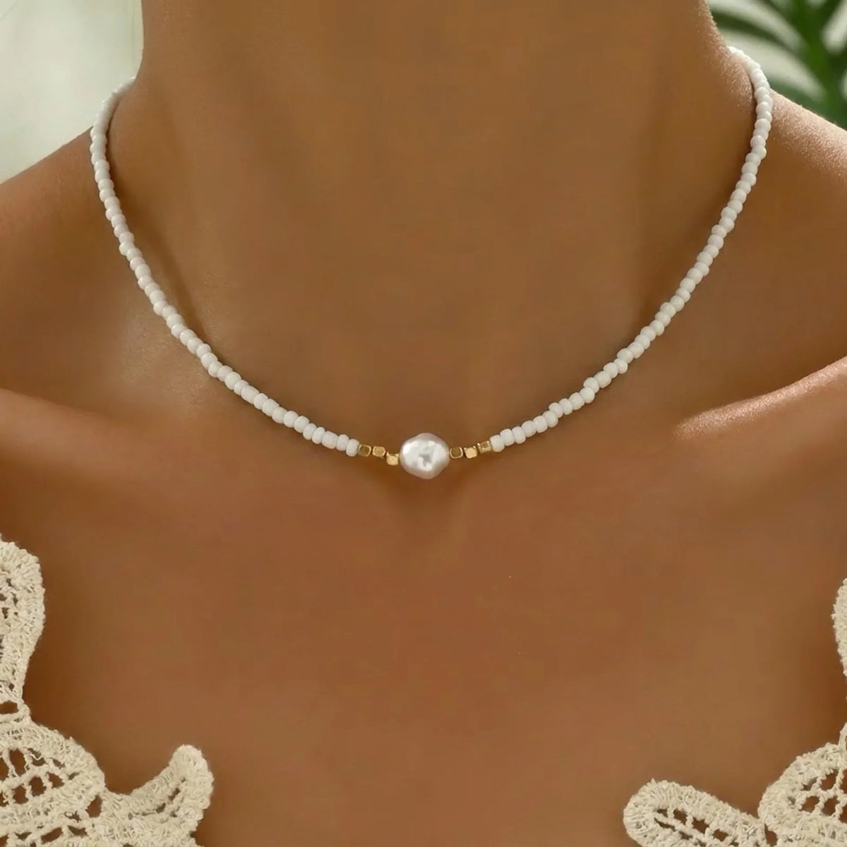 Ragnhild – Pärlhalsband med pärldetalj i pärlor