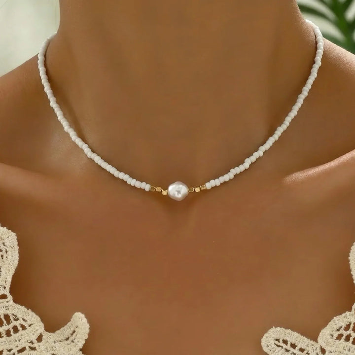 Ragnhild – Pärlhalsband med pärldetalj i pärlor