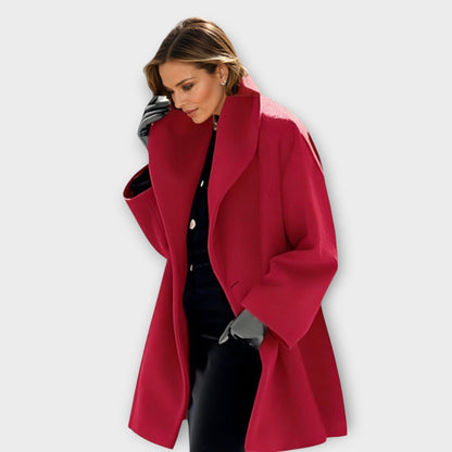 Anna – Elegant kappa med stor krage