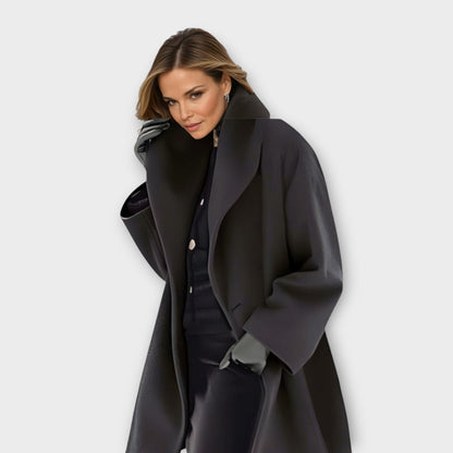 Anna – Elegant kappa med stor krage