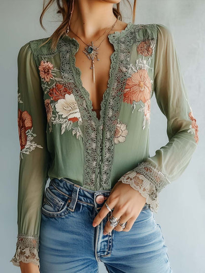 Teresia – Blommig spetsblus med boho-känsla