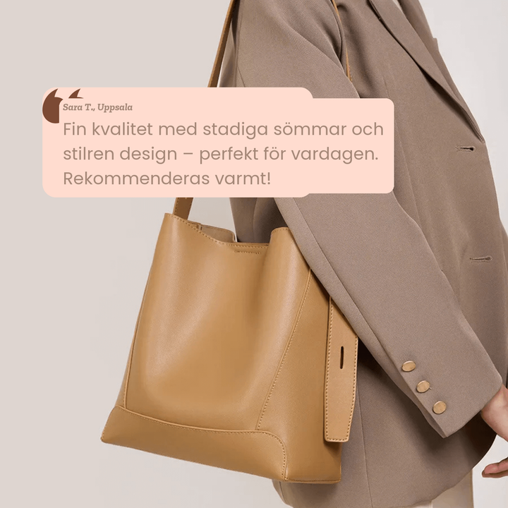 Lena – Rymlig axelväska i skinnlook – handgjord av Astrid Göteborg