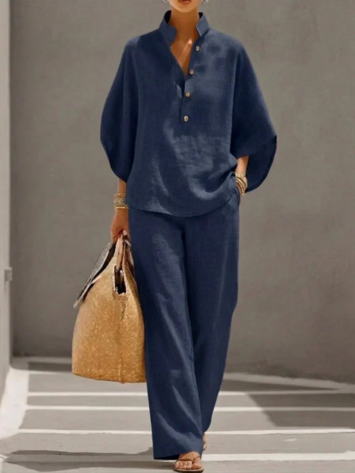 Linda – Linnebyxset med fladdrig blus
