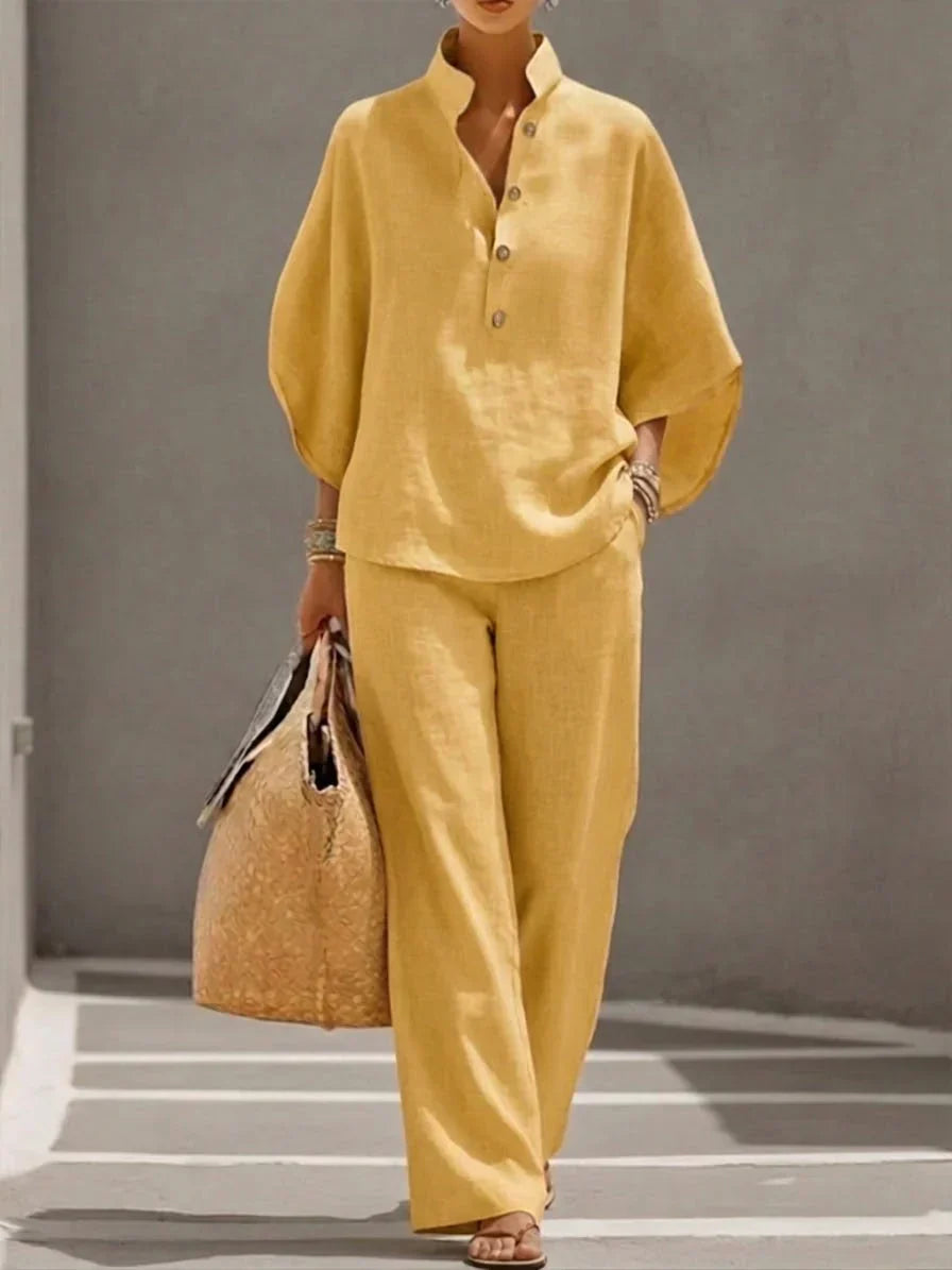 Linda – Linnebyxset med fladdrig blus