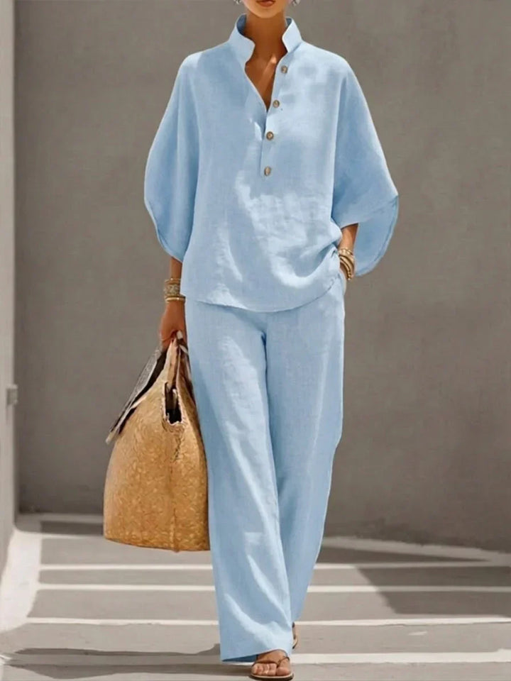 Linda – Linnebyxset med fladdrig blus