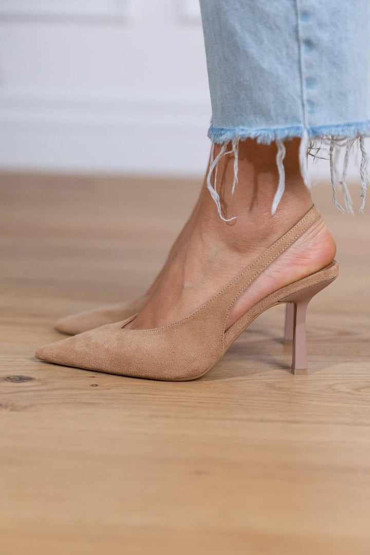 Carina – Spetsig slingback med kitten heel