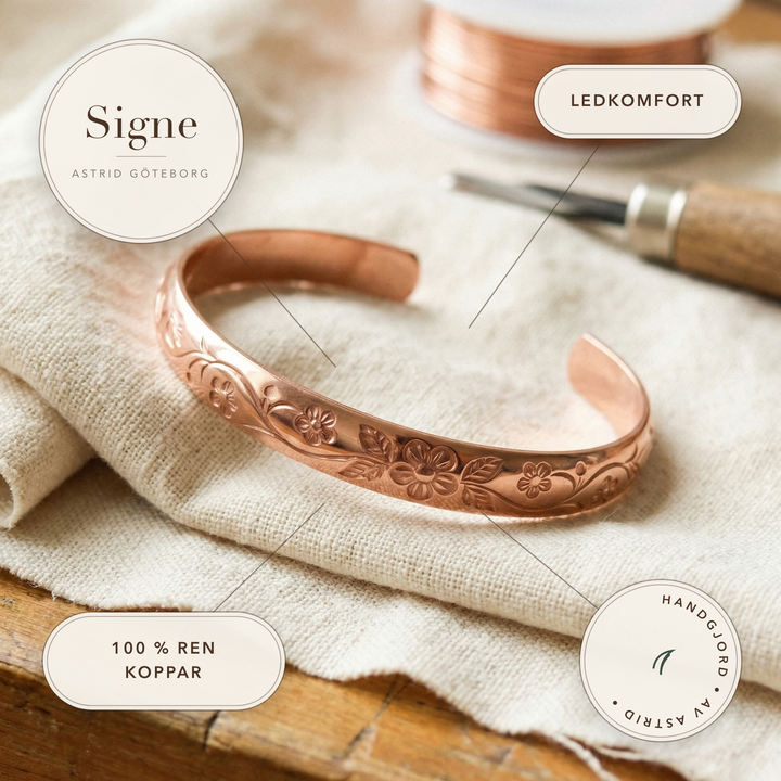 Signe – Handgraverat armband med blommönster – handgjord av Astrid Göteborg