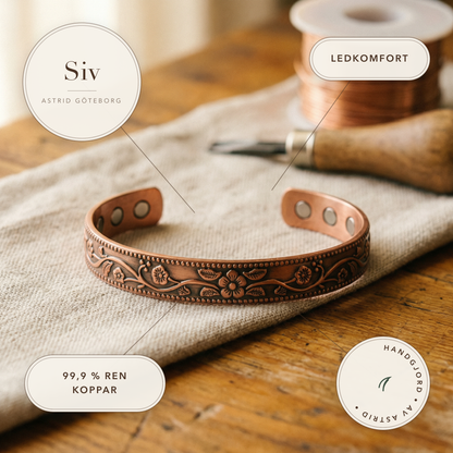 Siv – Handgraverat koppararmband med blommönster – handgjord av Astrid Göteborg