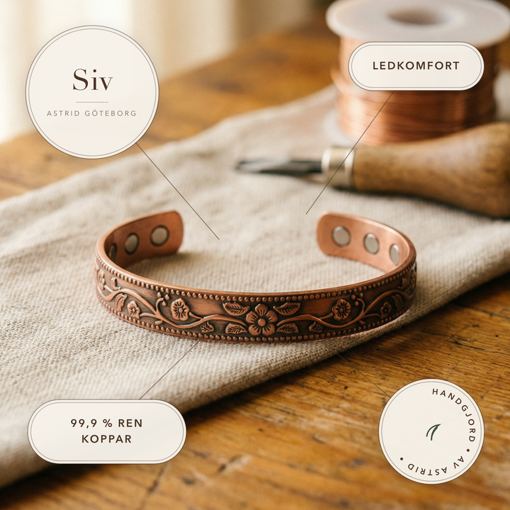 Siv – Handgraverat koppararmband med blommönster – handgjord av Astrid Göteborg
