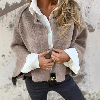 Charlotta – Kort kofta med eleganta knappar