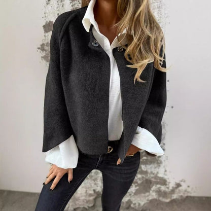 Charlotta – Kort kofta med eleganta knappar