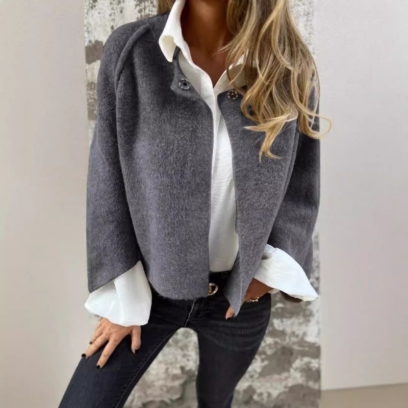 Charlotta – Kort kofta med eleganta knappar