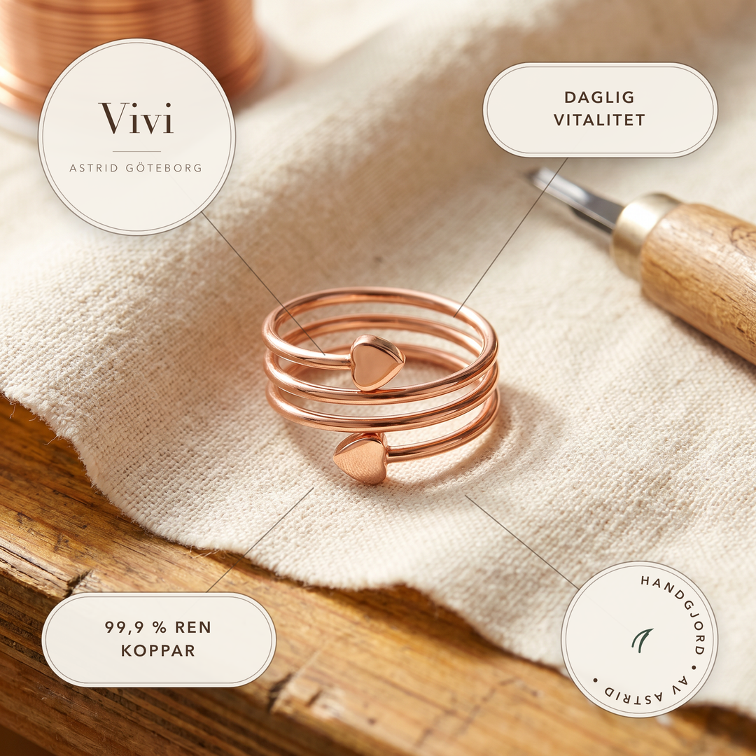 Vivi – Spiralring med hjärtdetaljer – handgjord av Astrid Göteborg