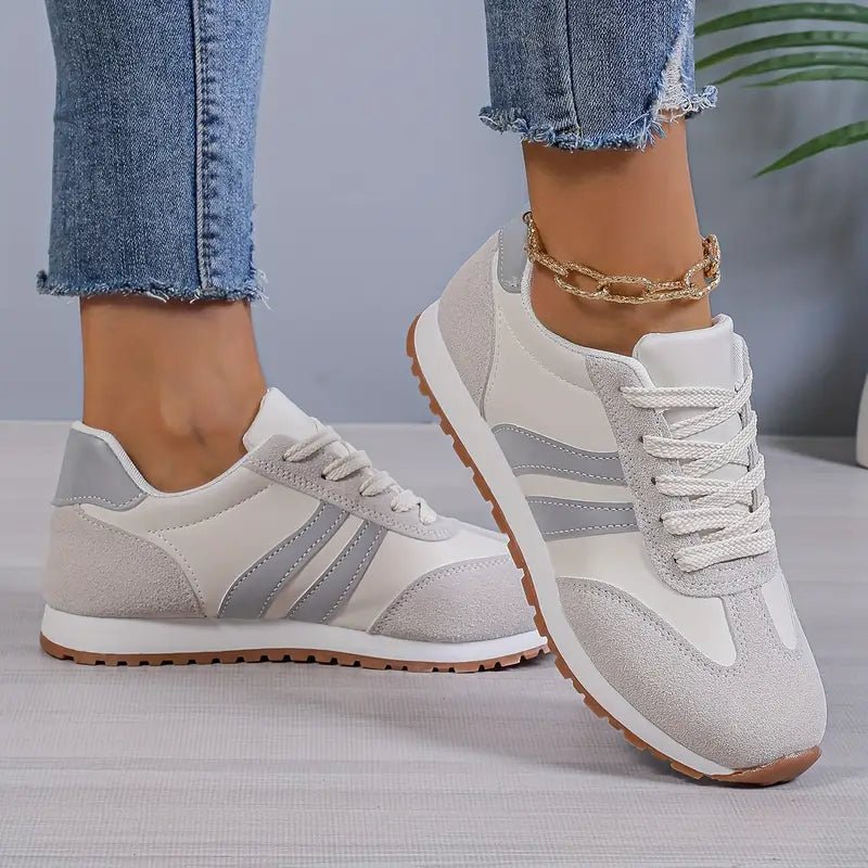 Gunilla – Retrostilad sneaker med snörning